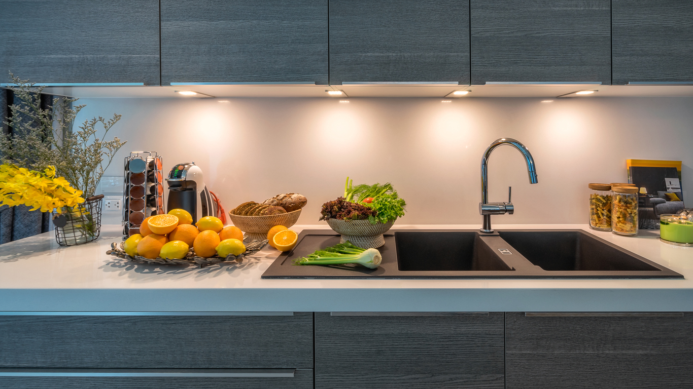 cómo iluminar una cocina de madera o acero